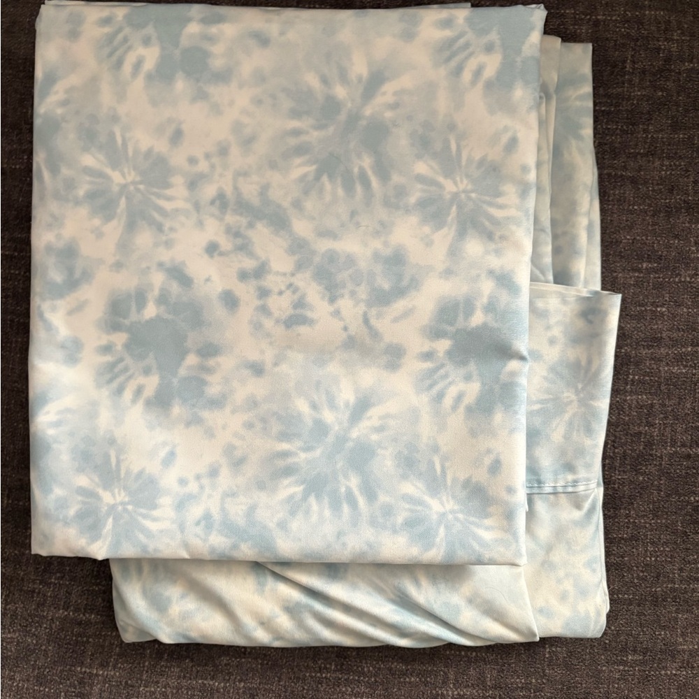 Twin / Extra long twin bed sheet + 2 pillow cases. Blue and white tie dye design